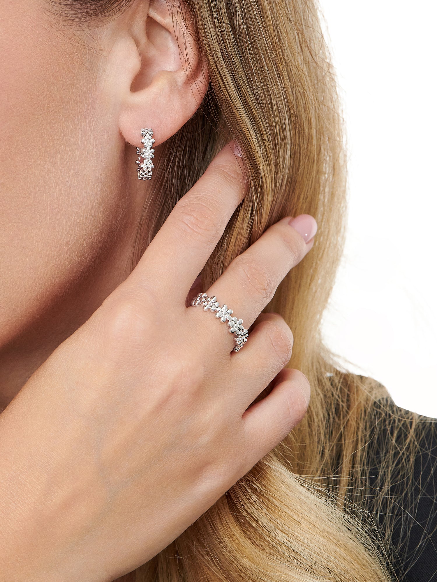 DEVATA Daisy Flower Ring in Rhodium Plated Sterling Silver